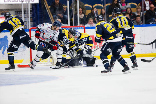 s Dylan Reese och målvakt Jonas Gunnarsson framför målet