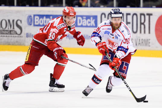 Modos Tim Wahlgren jagar Västerviks Alexander Wiklund