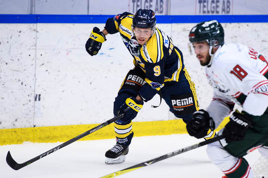 Södertäljes Victor Andersson jagar pucken