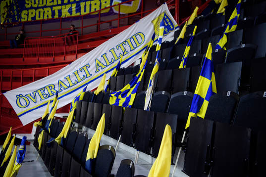 Flaggor utplacerade i klacken