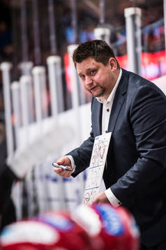 Moras tränare Mattias Karlin  reagerar
