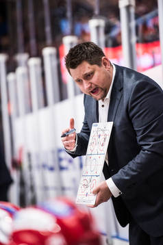 Moras tränare Mattias Karlin  reagerar
