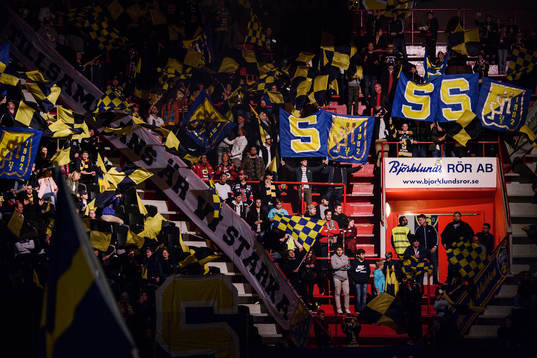 Södertäljes klack med ett tifo