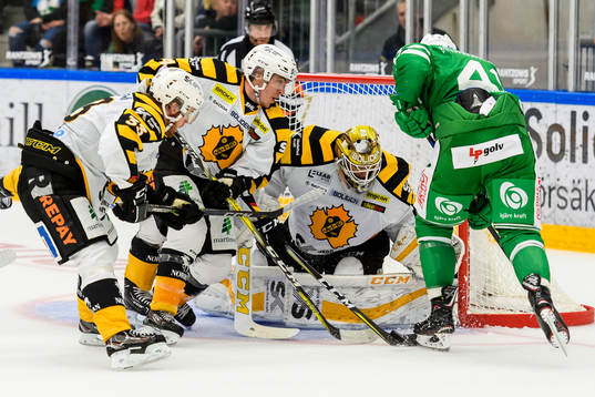Rögles Daniel Widing (h) nära trycka in pucken bakom