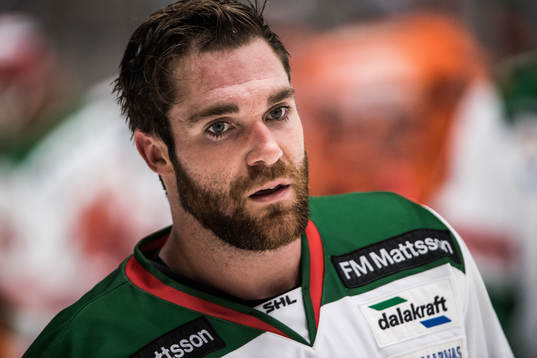 Moras Jacob Lagacé deppar utan hjälm