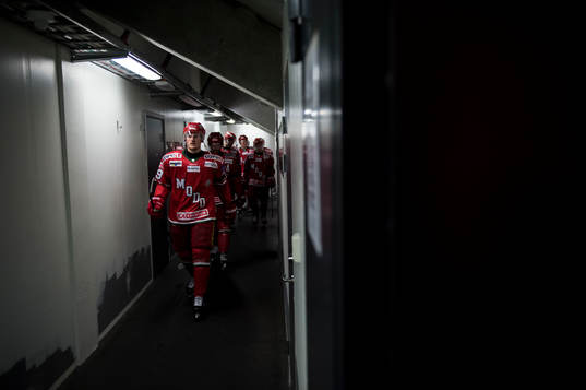 Modos Patrik Karlkvist leder laget påväg ut mot isen