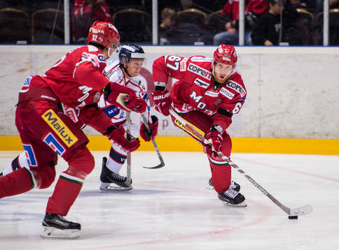 Modos Tobias Ericsson med pucken