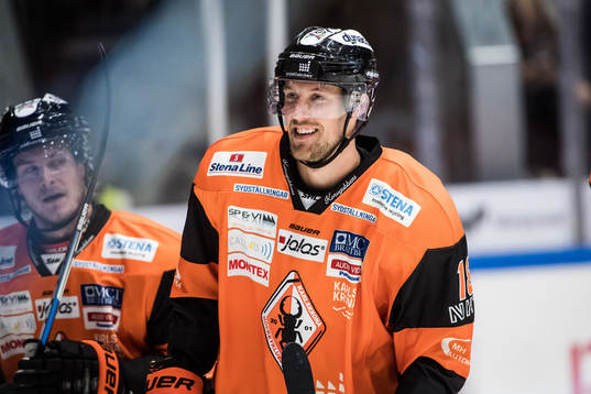 Karlskronas Emil Larsson jublar