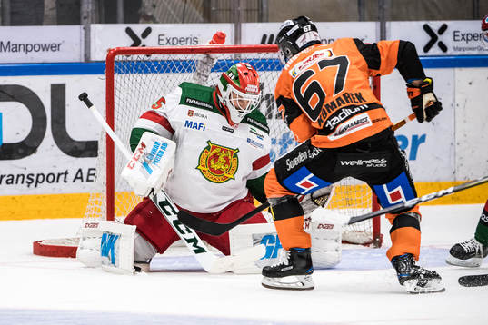 Karlskronas Konstantin Komarek oroar framför Moras