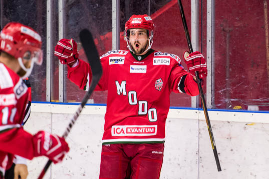 Modos Johan Eriksson jublar