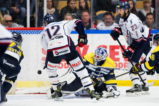 Linköpings Sebastian Karlsson gör mål till 0-2 bakom