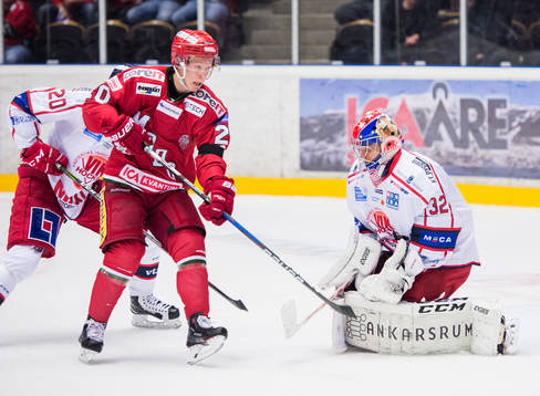 Modos Oscar Öhman oroar Västerviks målvakt Jonas Fransson