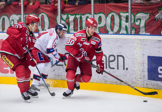 Modos Tim Wahlgren med puck