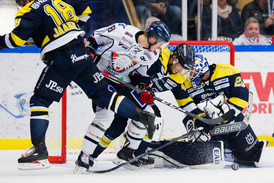 s Dylan Reese och målvakt Jonas Gunnarsson framför målet