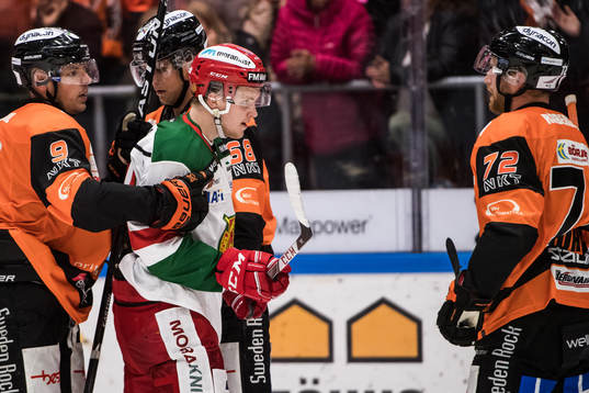 Karlskronas Morten Madsen håller i Moras Sebastian