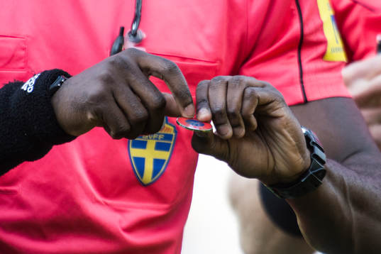 Domare håller mynt
