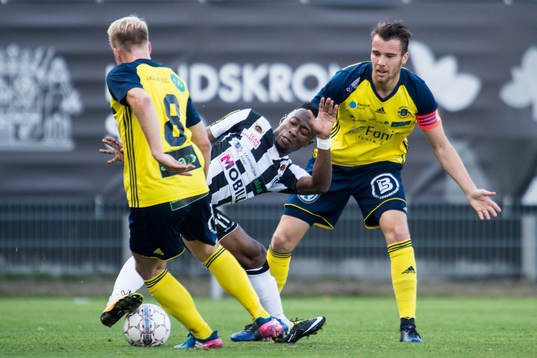 Landskronas Karim Sadat mellan Ängelholms Kristoffer