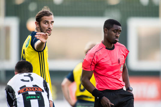 Ängelholms Vladica Zlojutro och domare Fredrik Oppong