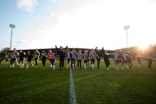 Landskronas spelare teckar publiken
