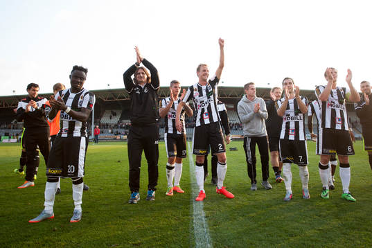 Landskronas spelare teckar publiken