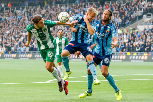 Hammarbys Björn Paulsen oroar framför Djurgårdens Elliot