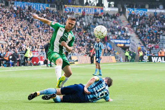 Hammarbys Mats Solheim tar sig förbi Djurgårdens Kim