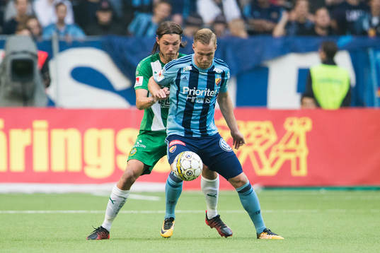 Hammarbys Björn Paulsen i kamp om bollen med Djurgårdens