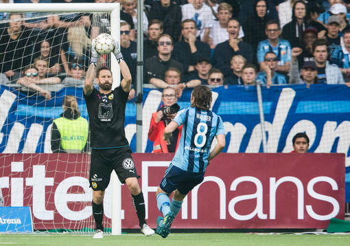 Hammarbys målvakt Johan Wiland tar ner bollen framfr