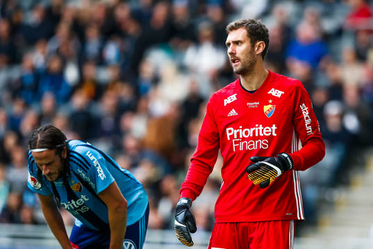 Djurgårdens Jonas Olsson och målvakt Andreas Isaksson