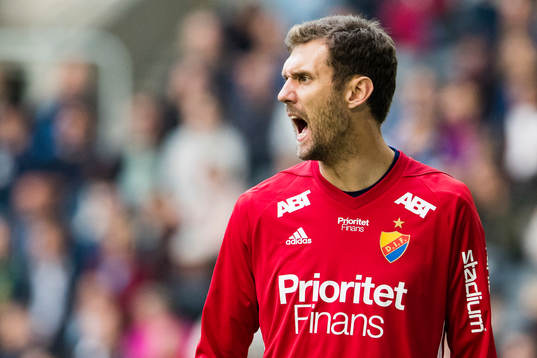 Djurgårdens målvakt Andreas Isaksson reagerar