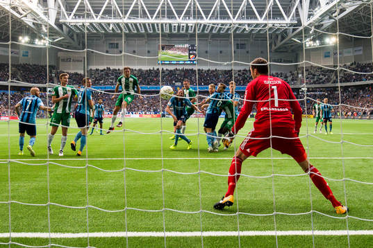 Hammarbys Björn Paulsen gör bakom Djurgårdens målvakt
