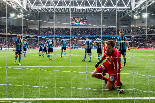 Djurgårdens målvakt Andreas Isaksson deppar
