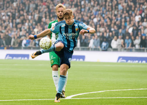 Djurgårdens Felix Beijmo med ett skott