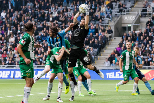 Hammarbys målvakt Johan Wiland tar ner bollen framför