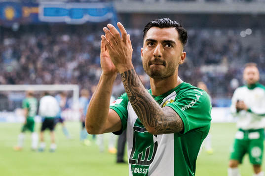 Hammarbys Jiloan Hamad tackar supportrarna