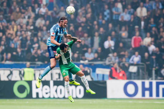 Djurgårdens Jonas Olsson i en nickduell med Hammarbys