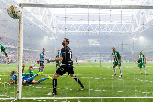 Hammarbys målvakt Johan Wiland ser hur bollen går in i