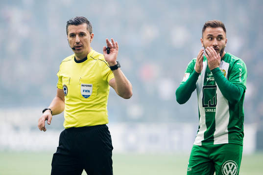 Hammarbys Muamer Tankovic reagerar på domare Bojan Pandzic