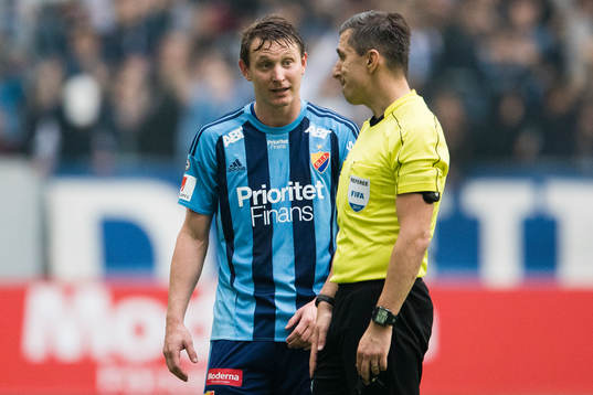 Djurgårdens Kim Källström talar med domare Bojan Pandzic
