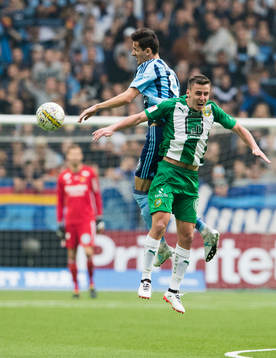 Djurgårdens Haris Radetinac i en nickduell med Hammarbys