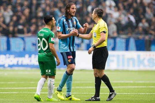 Hammarbys Jiloan Hamad och Djurgårdens Jonas Olsson tackar
