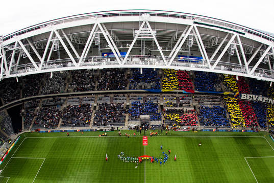 Hammarbys och Djurgårdens spelare ställer upp innan