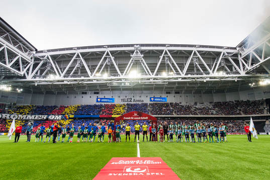 Djurgårdens och Hammarbys spelare ställer upp innan
