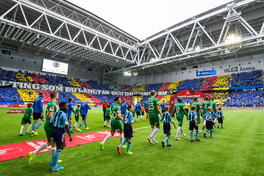 Djurgårdens och Hammarbys spelare gör enrte innan