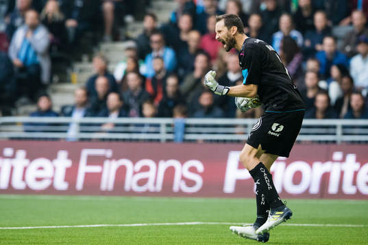 Hammarbys målvakt Johan Wiland reagerar