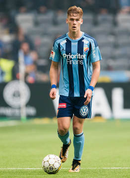 Djurgårdens Felix Beijmo med bollen