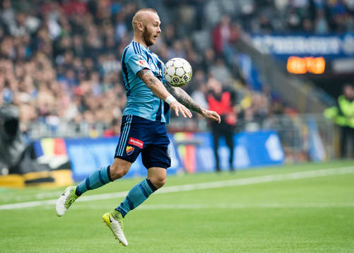 Djurgårdens Magnus Eriksson tar ner bollen