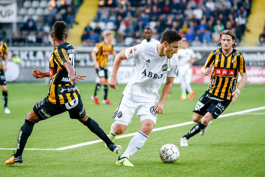 s Stefan Ishizaki i en duell med  Häckens Nasiru Mohammed