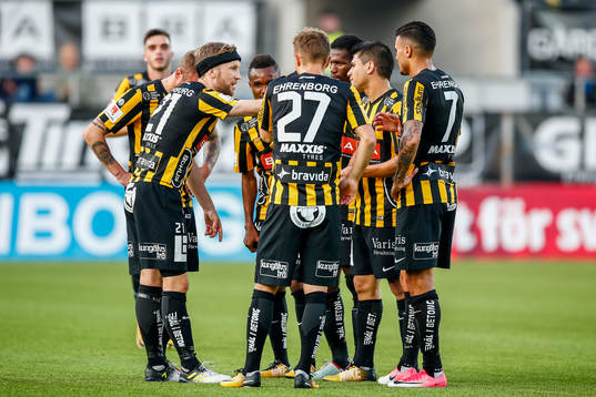 Häckens Rasmus Lindgren i samtal med lagkamraterna