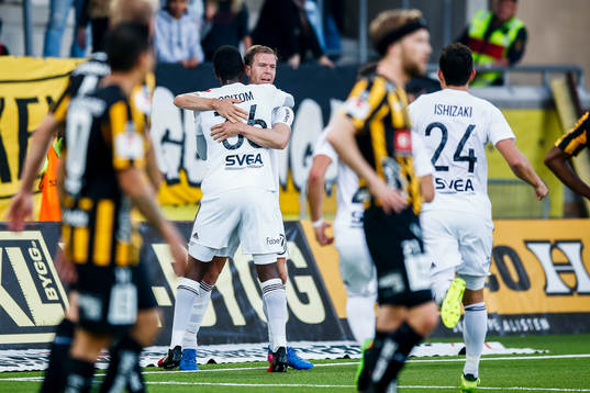 s Henok Goitom och Per Karlsson  jublar